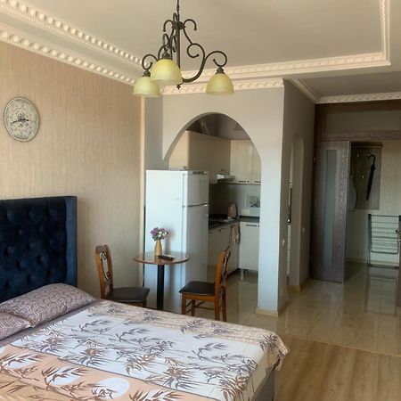 Berapartment With Mountain View Batumi Bagian luar foto