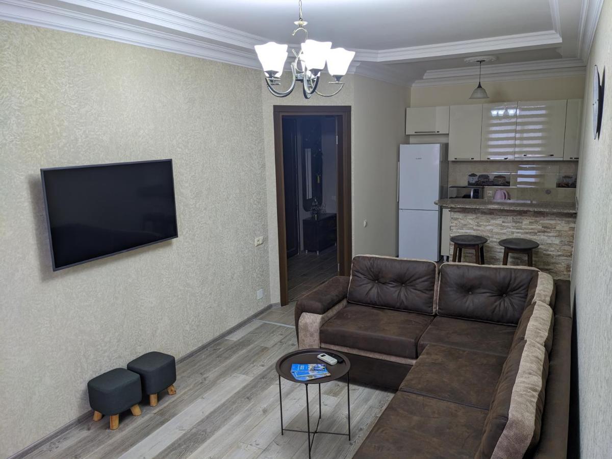 Berapartment With Mountain View Batumi Bagian luar foto